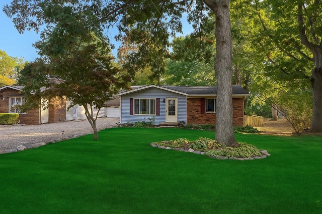 1552 Odette, Hartland township