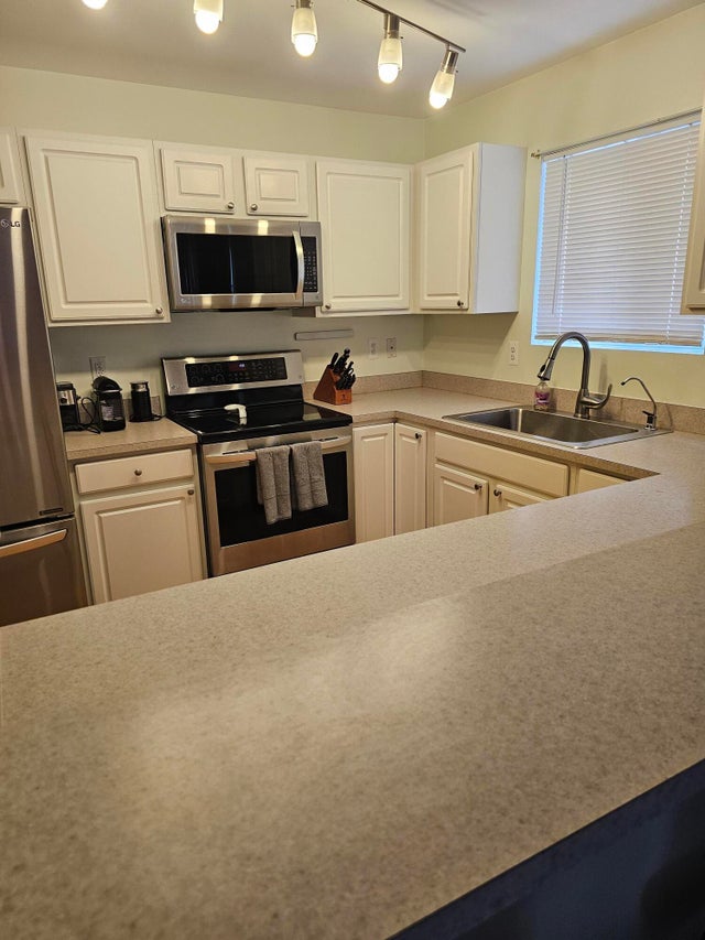 9073 Newport Way Way, Livonia city