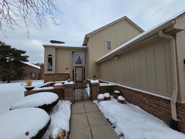 37692 N Laurel Park Drive, Livonia city