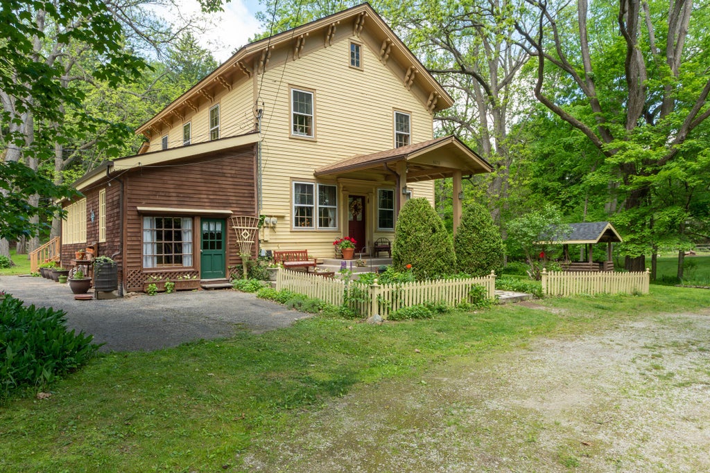 8425 Parshallville Road, Hartland township