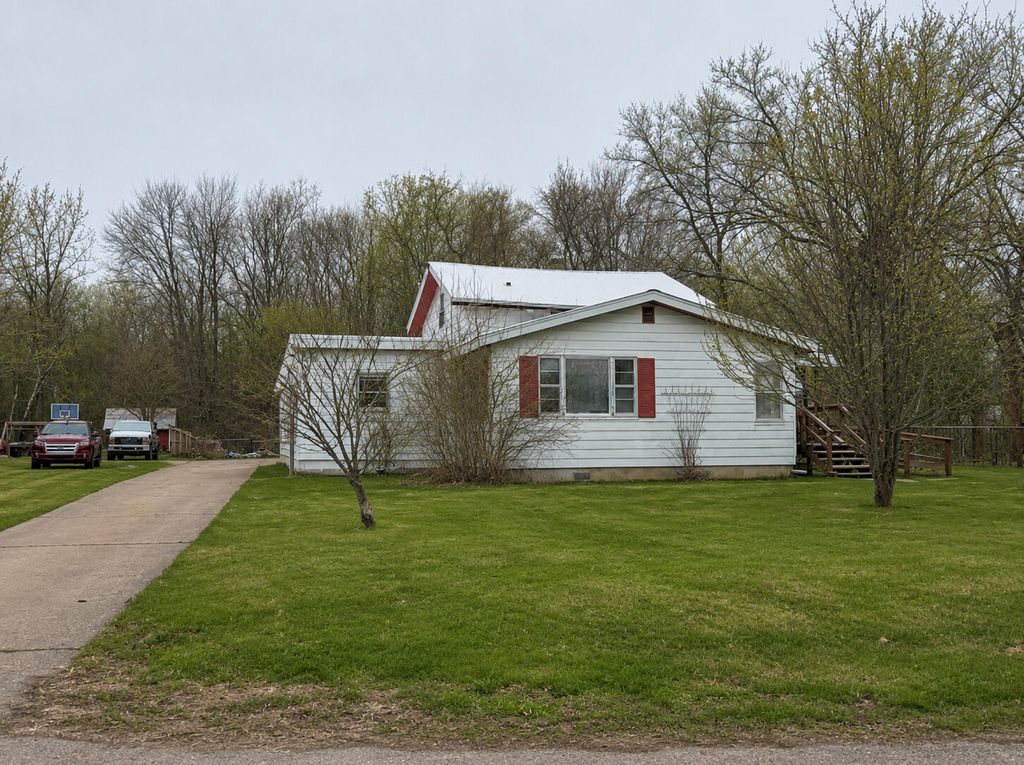 320 Lutzke Road, Thomas township
