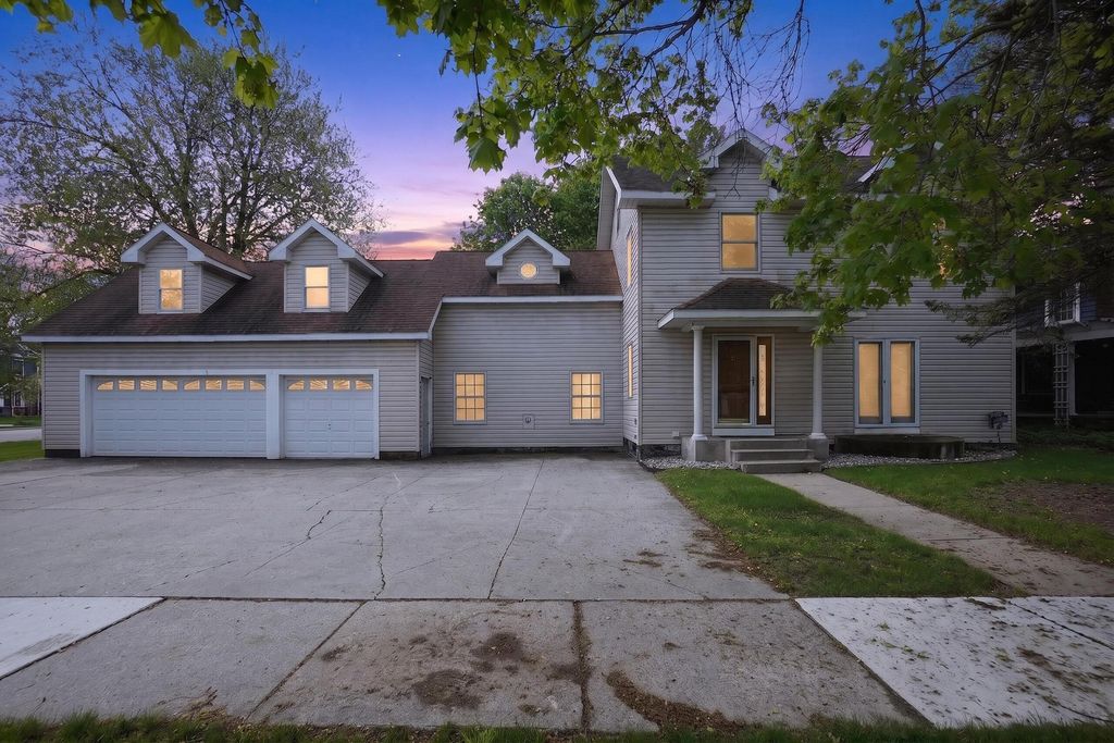 1109 S Genesee Drive, Lansing