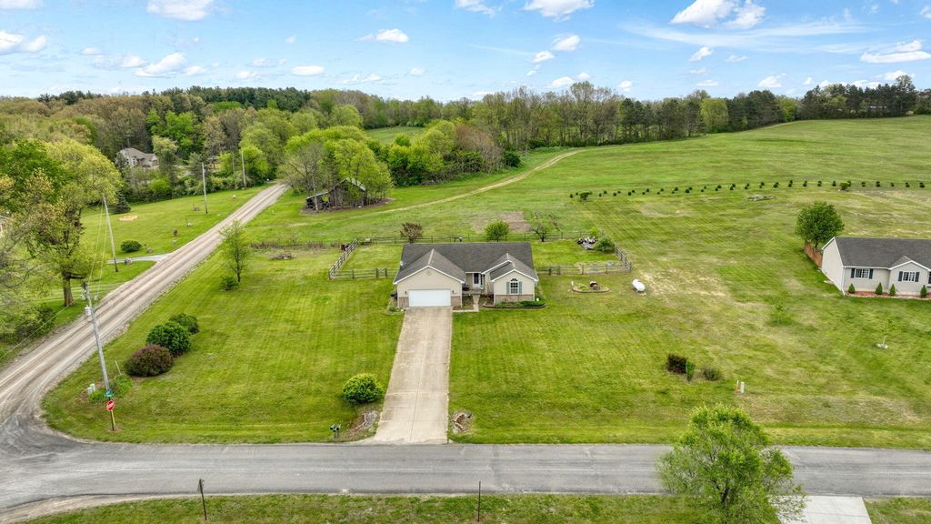 3427 Leeomi Drive, Raisin township