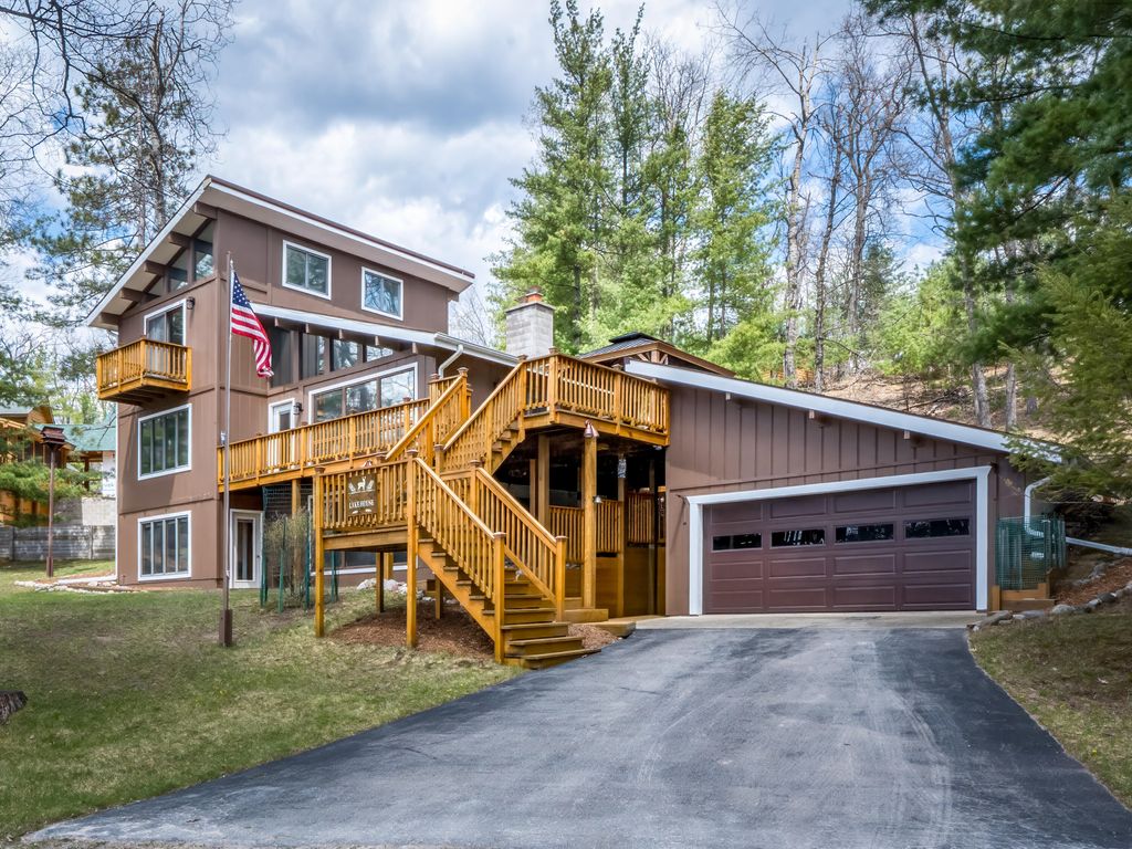 8838 Lakeshore Trail, Montmorency township