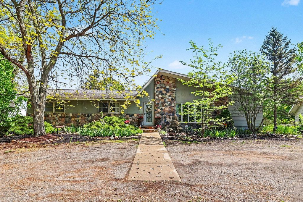 165 East Avenue, Grass Lake