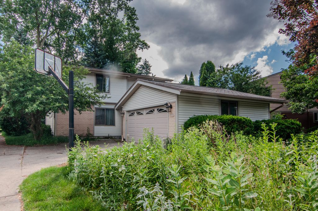 1325 Chartwell Carriage Way S, East Lansing city