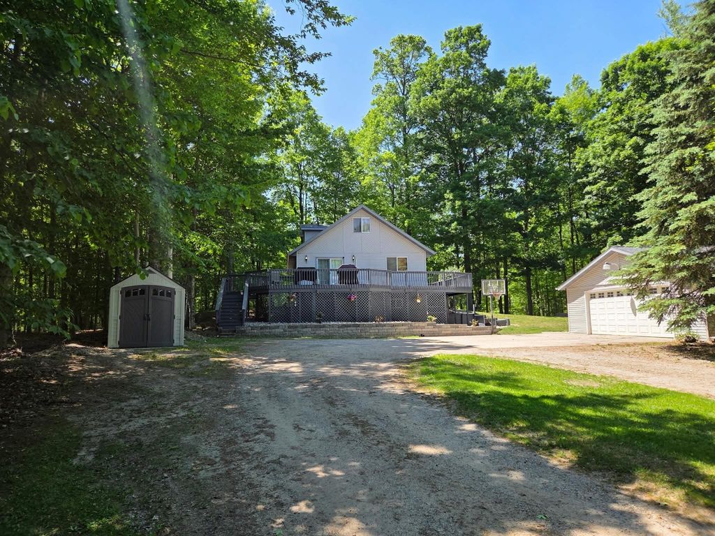 594 Tall Timber Trail, West Branch township