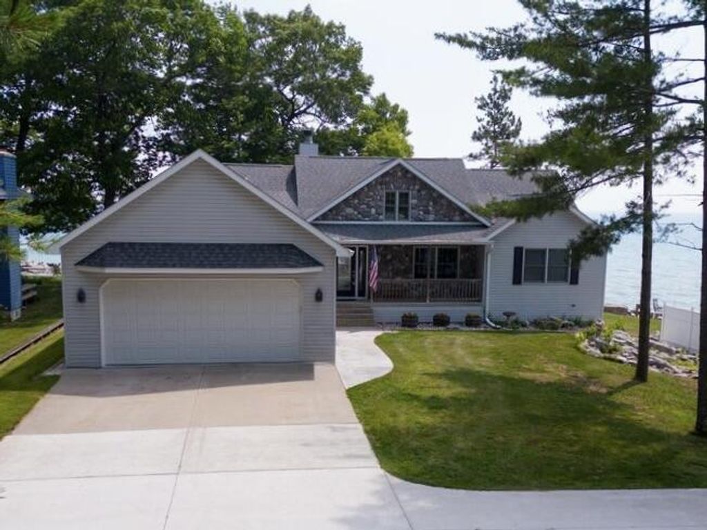 126 Baldwin Resort Road, Baldwin township