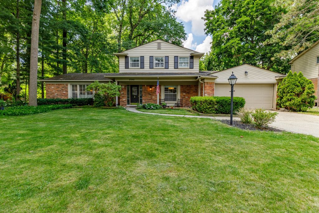 37243 Maple Leaf Court, Clinton charter township