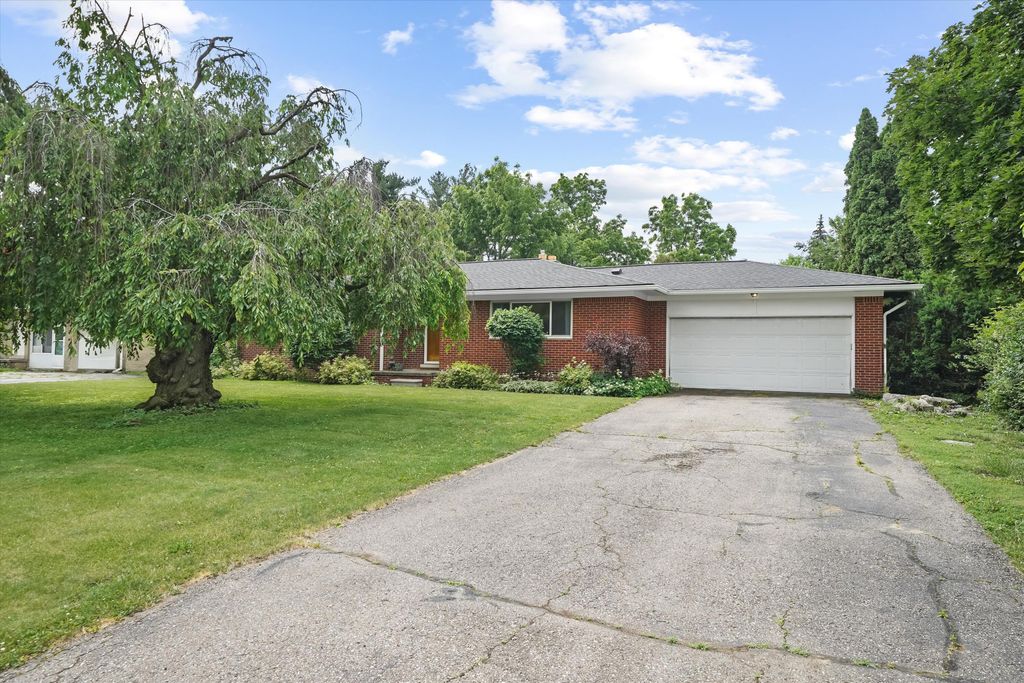 45145 Jeanette Avenue, Van Buren charter township