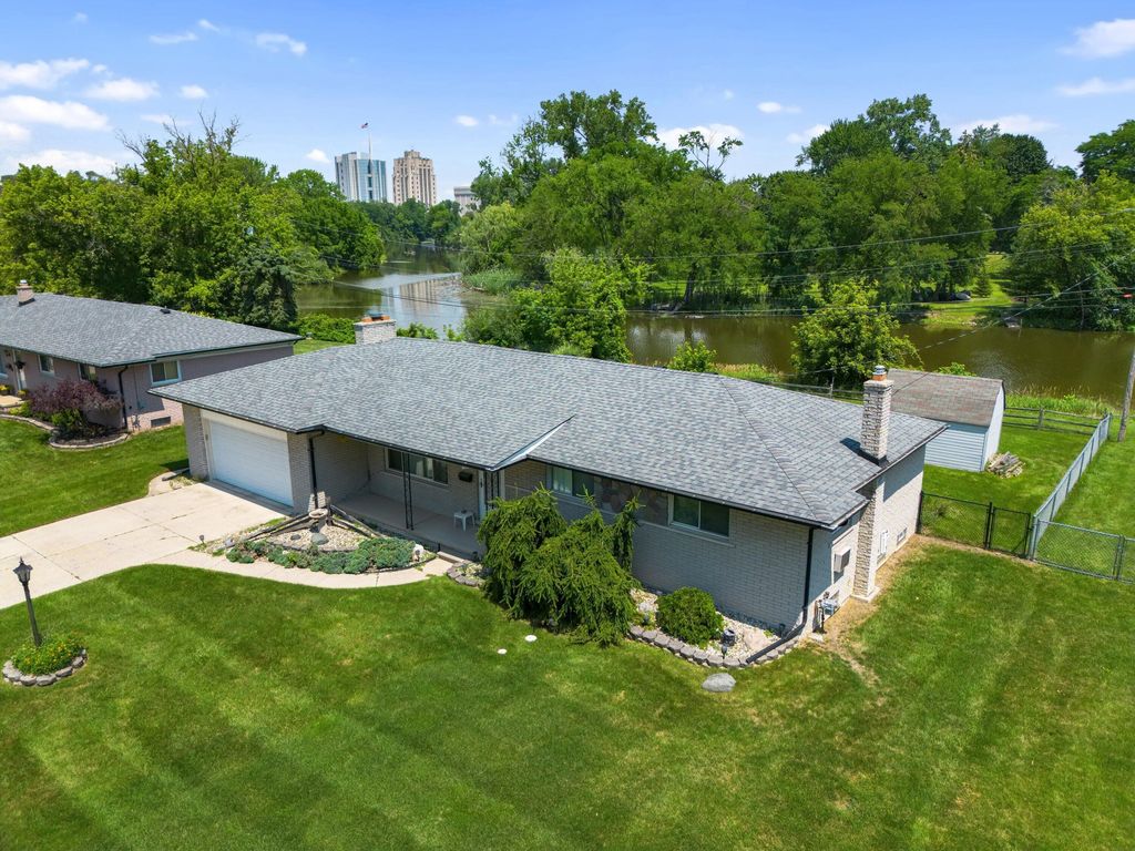 175 Clinton River Drive, Mt. Clemens city