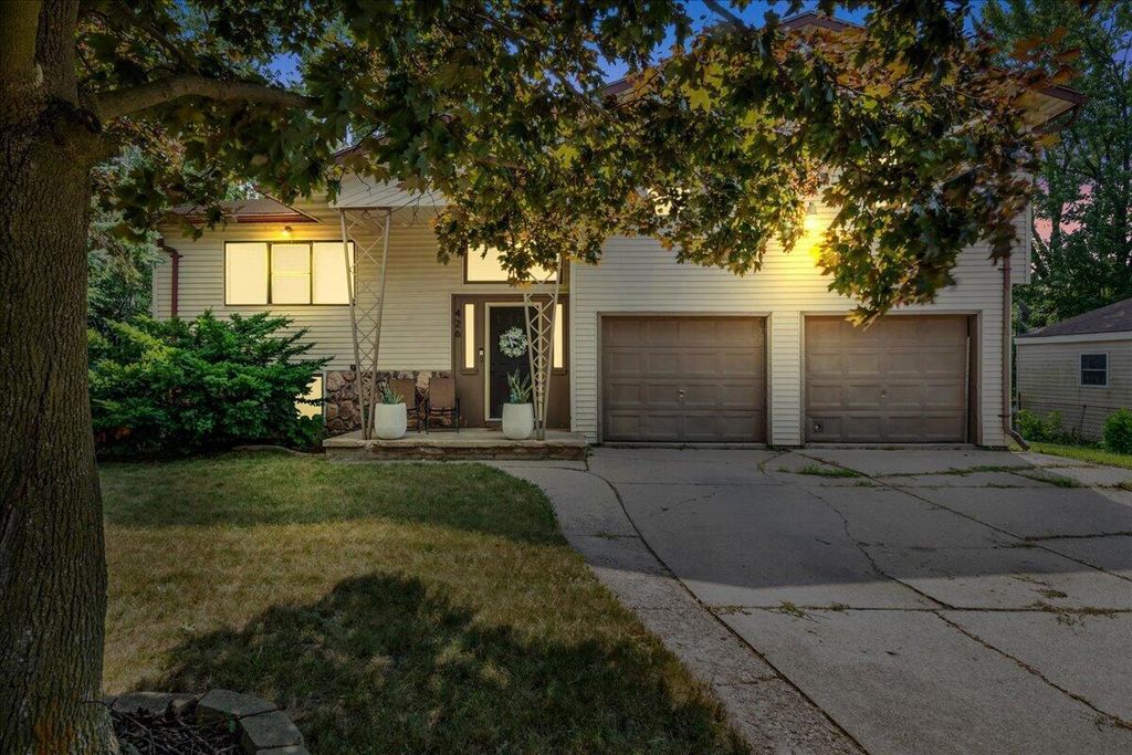426 Cameron Avenue, Pontiac city