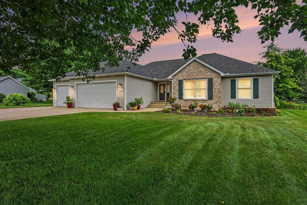 46820 Woodfield Drive, Almena township