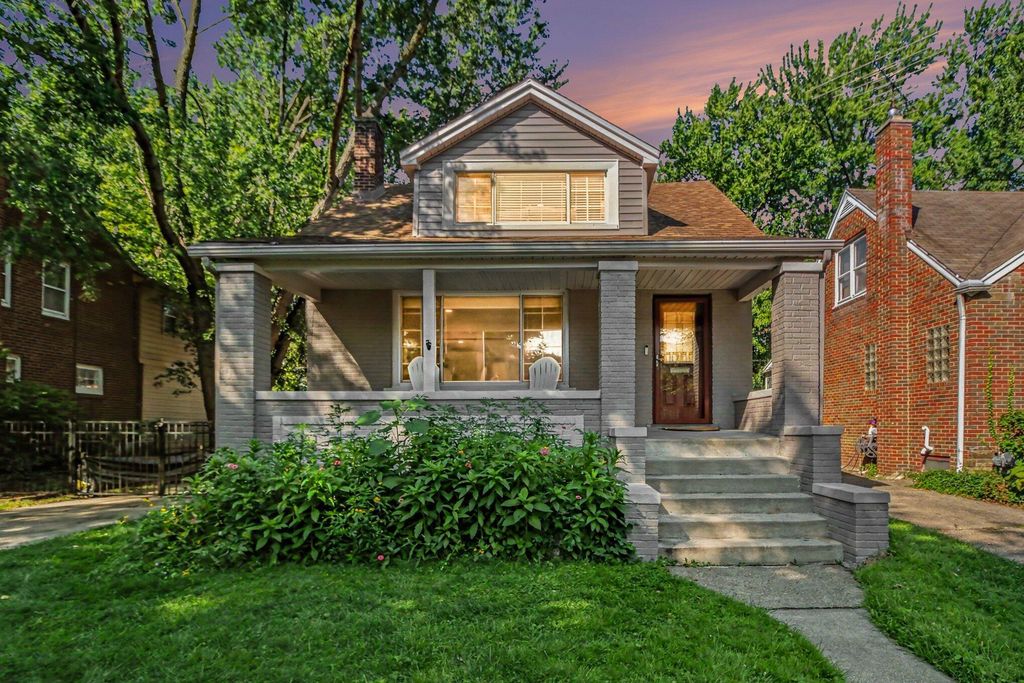 907 University Place, Grosse Pointe city