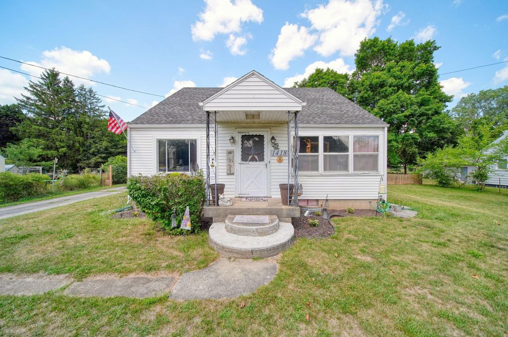 1418 Moore Road, Adrian township