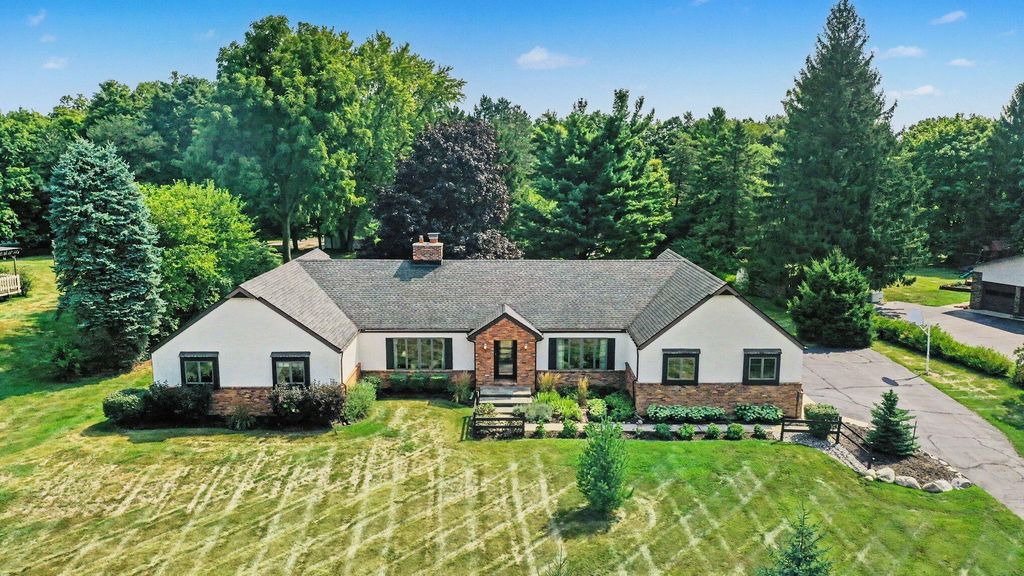 8569 Roundhill Court, York charter township