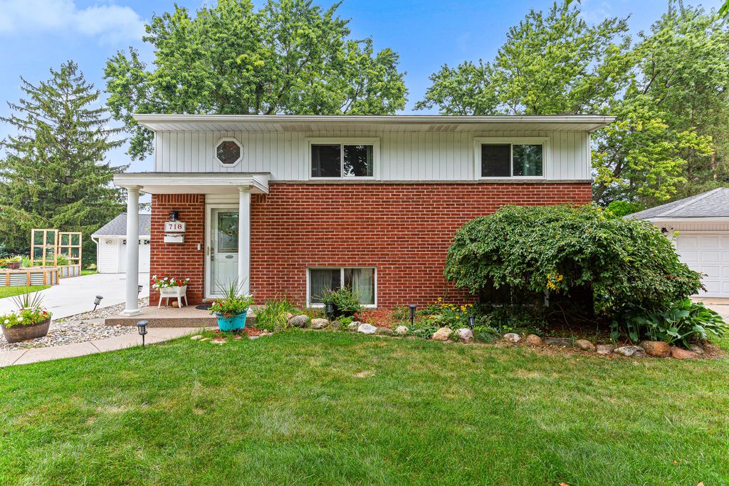 718 Panorama, Milford village