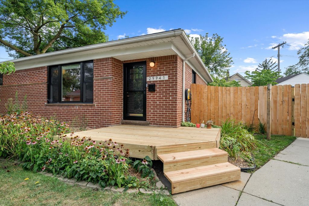 29941 Leona Court, Garden City