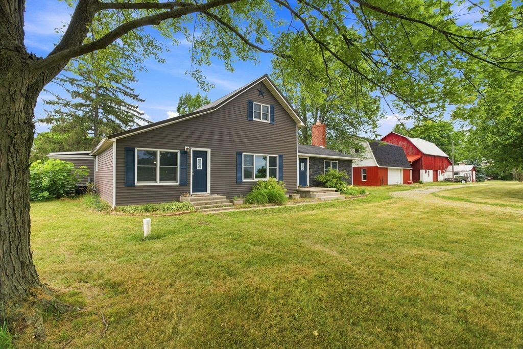 3951 N Van Dyke Road, Evergreen township