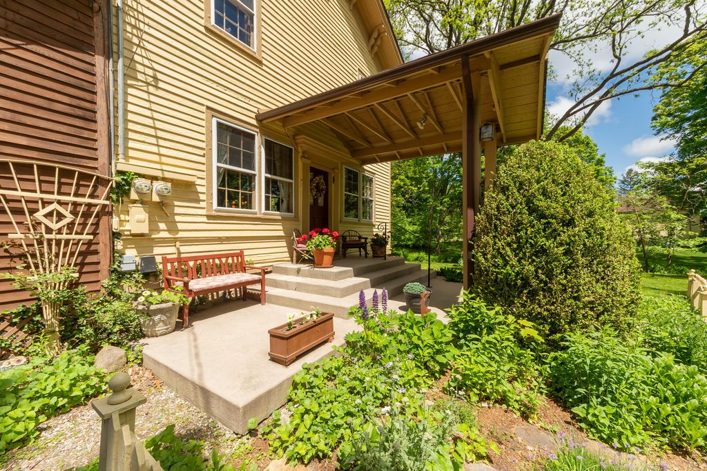 8425 Parshallville Road, Hartland township