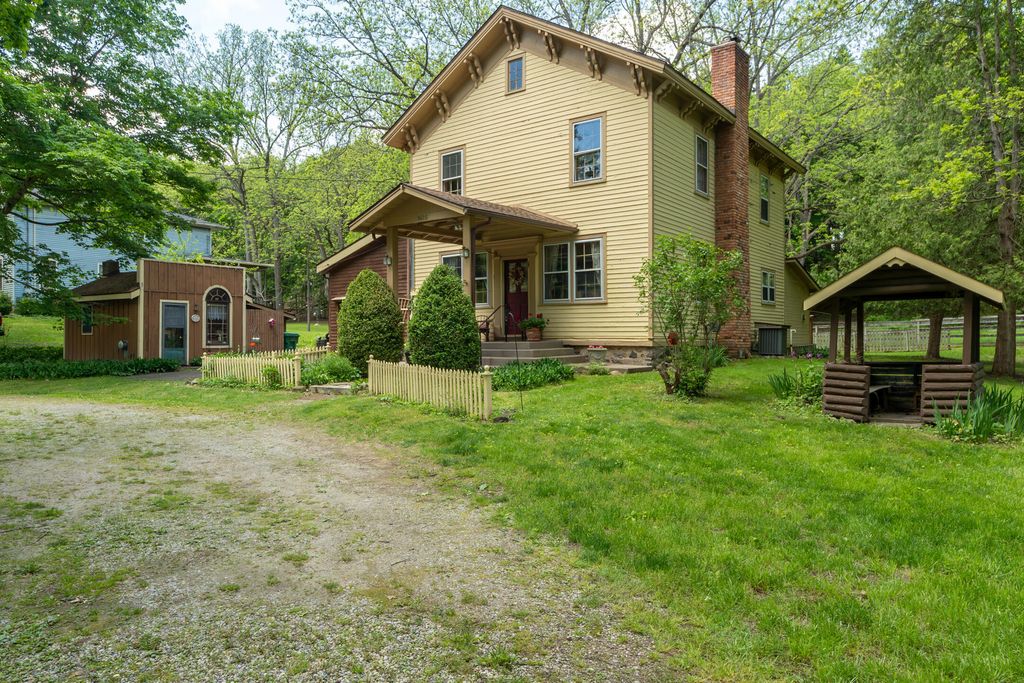 8425 Parshallville Road, Hartland township
