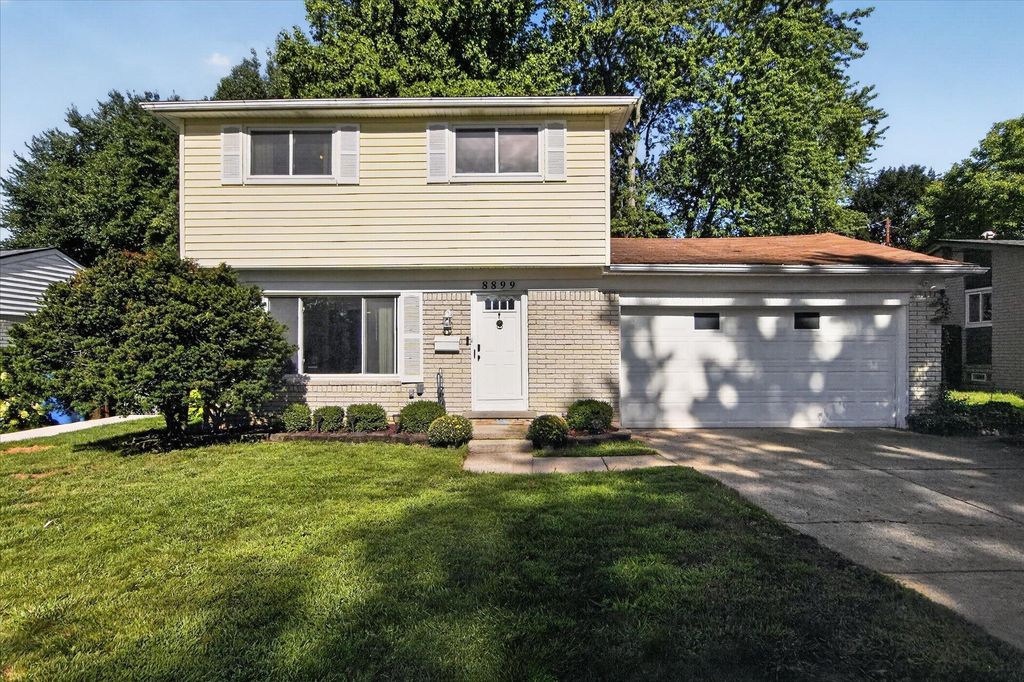 8899 Nottingham Drive, Superior charter township