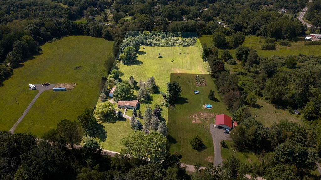 15601 Devonshire, Putnam township