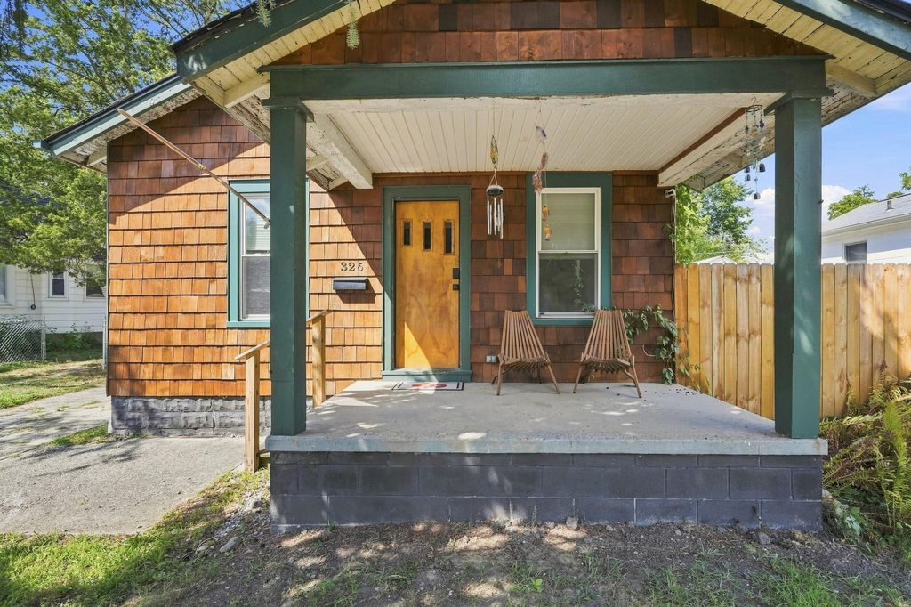 326 W Robert Avenue, Oakland charter township