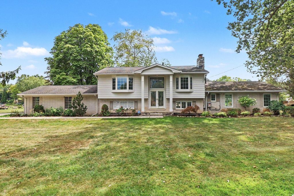 7436 Oak Bay Drive, White Lake