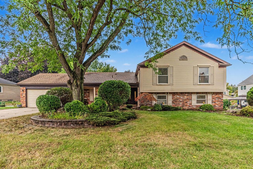 42021 Banbury Court, Northville township