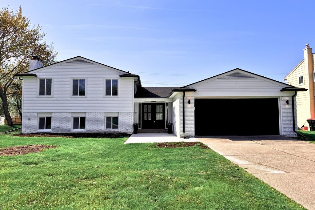 22589 Bell Brook Street, Southfield