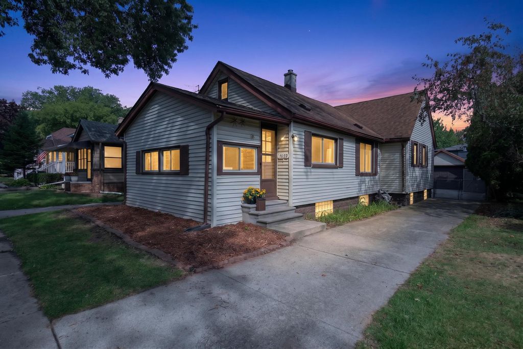 2022 Hampton Road, Grosse Pointe