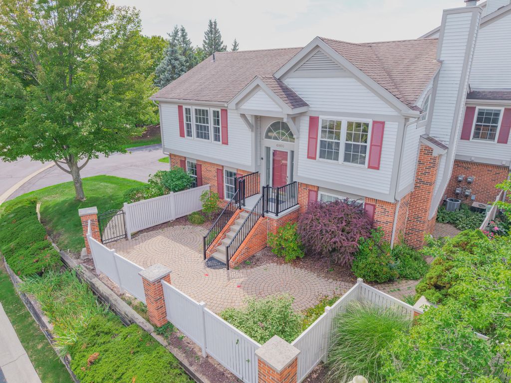 49800 Pointe Crossing, Plymouth