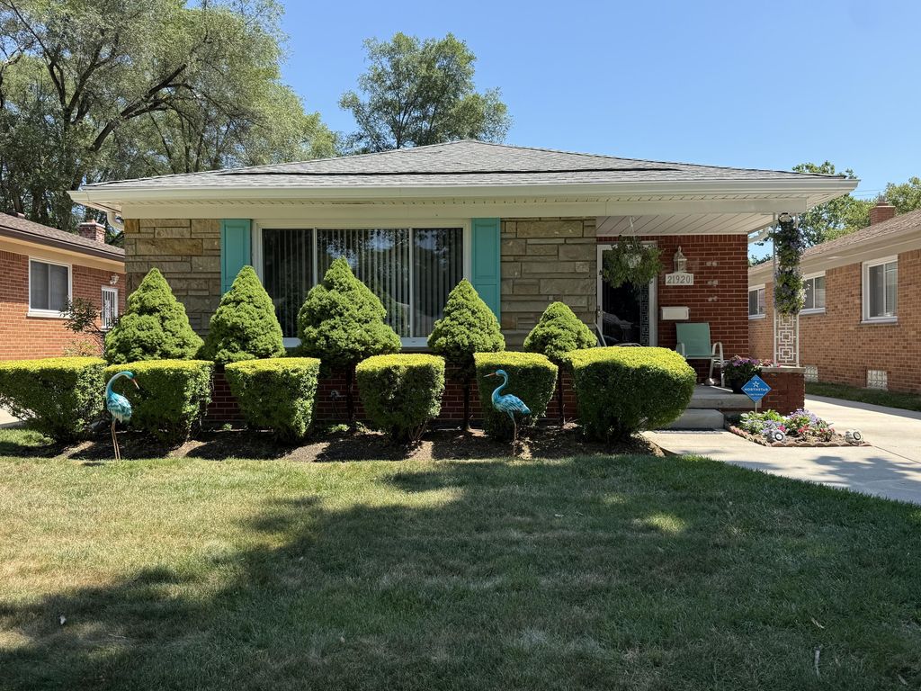 21920 Cloverlawn Street, Oak Park