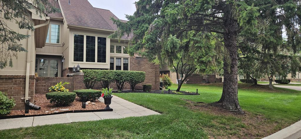 37676 N Laurel Park Drive Unit: 70, Livonia