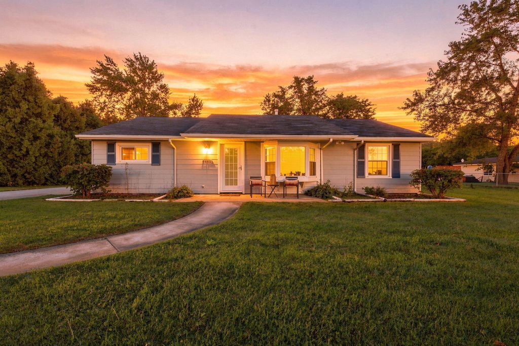 9445 Highland Drive, Grosse Ile