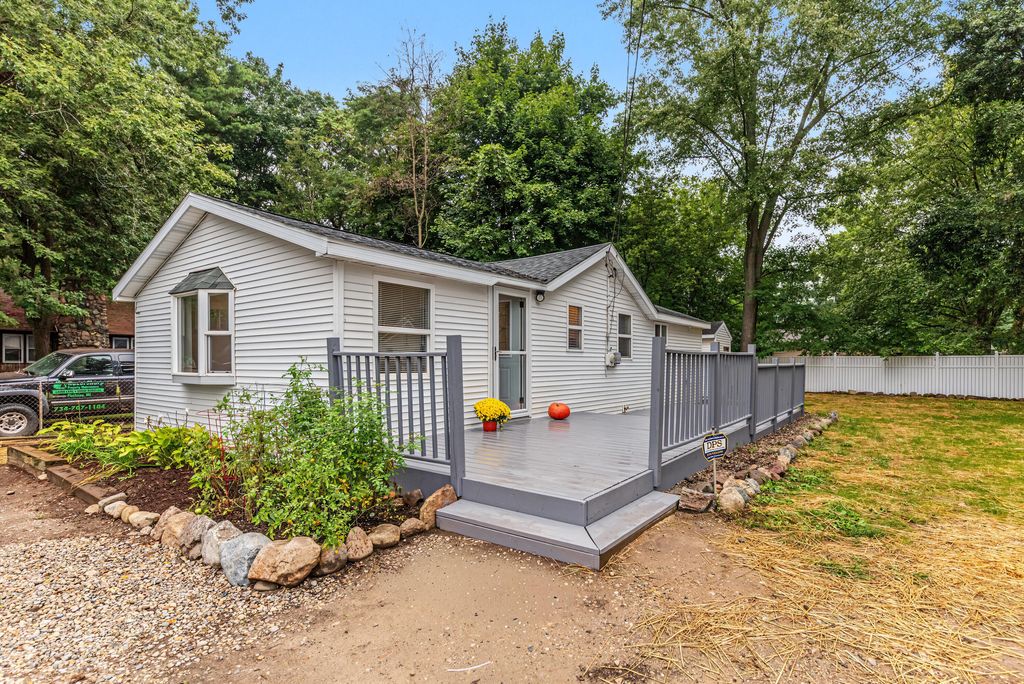 8514 Portage Lake Boulevard, Pinckney