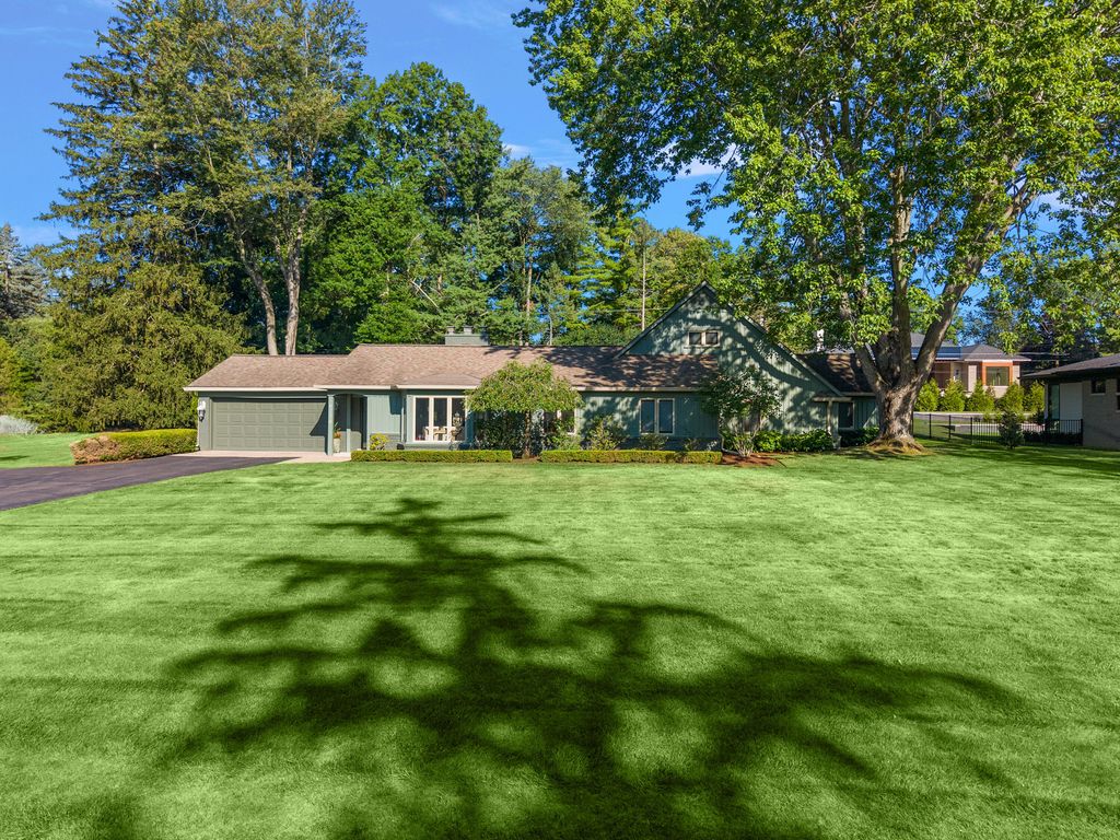 6230 Darramoor Road, Bloomfield Hills