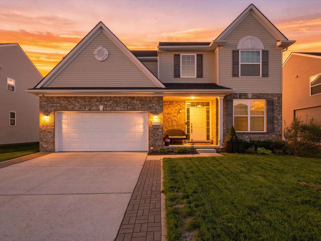 21222 Laurelwood Court, Farmington
