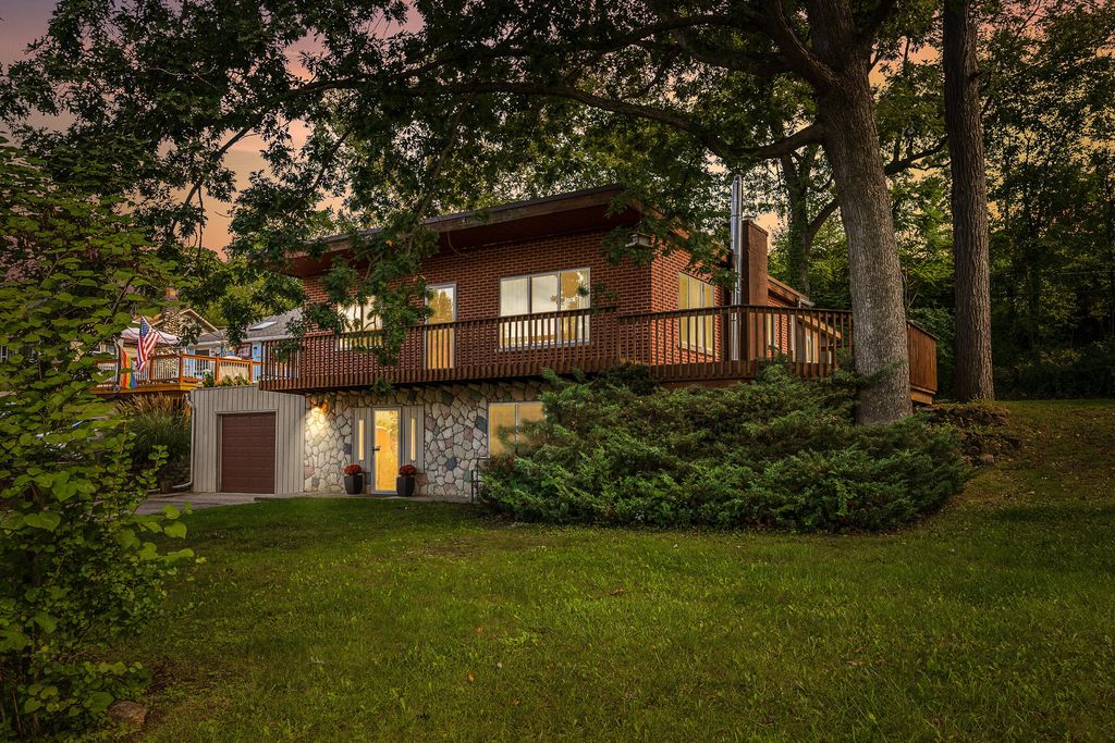 11959 Portage Lake Avenue, Pinckney