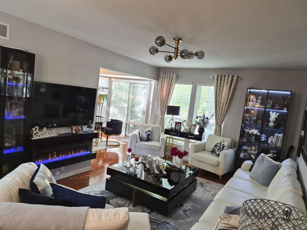 7943 Rivergate Drive, Westland