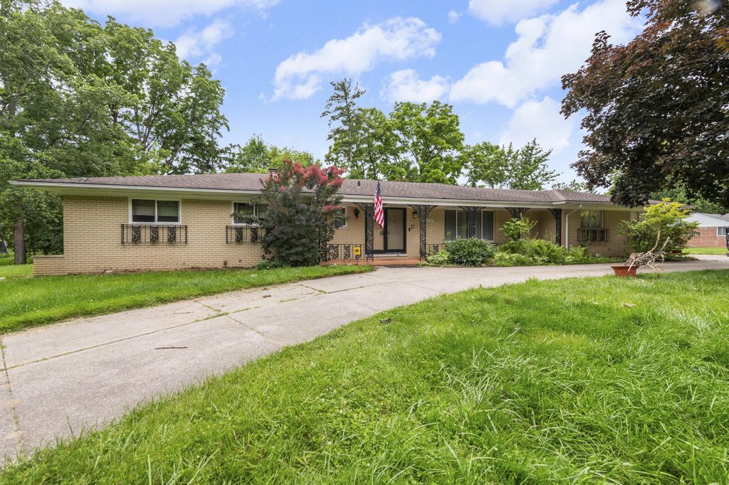 24319 Tamarack Trail, Southfield