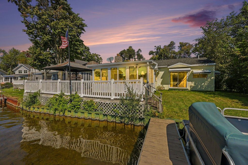 225 N Lakeside Drive, Michigan Center
