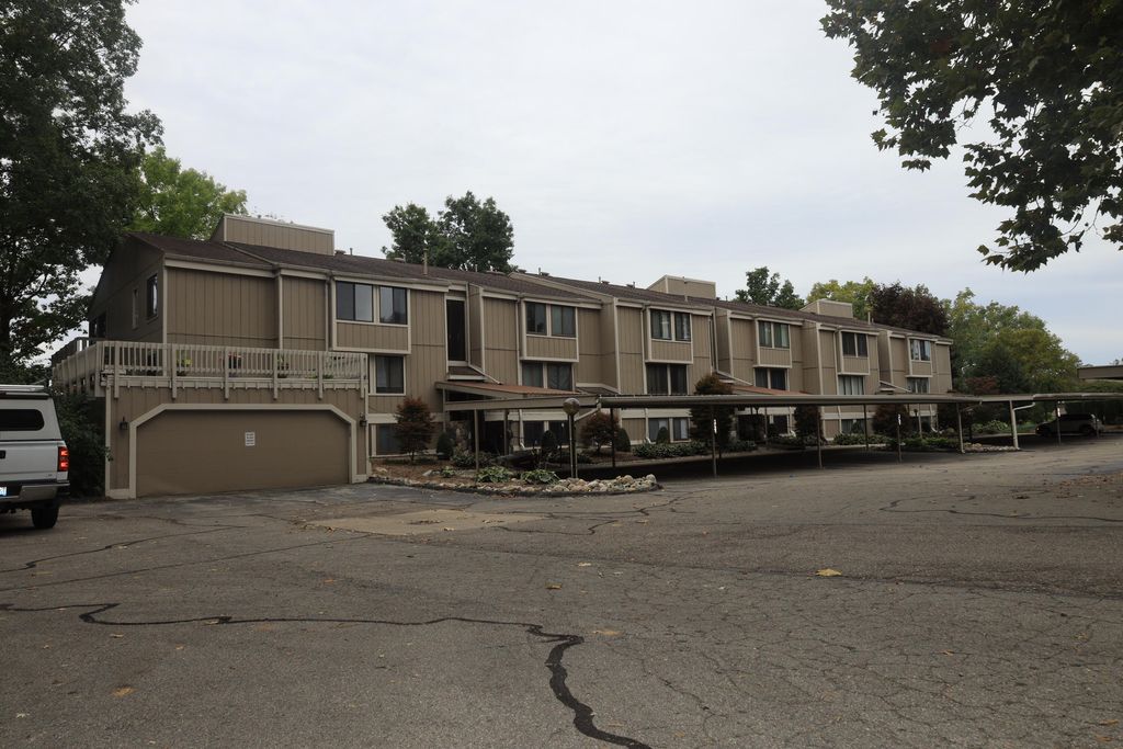1731 Cliff's Landing, Ypsilanti