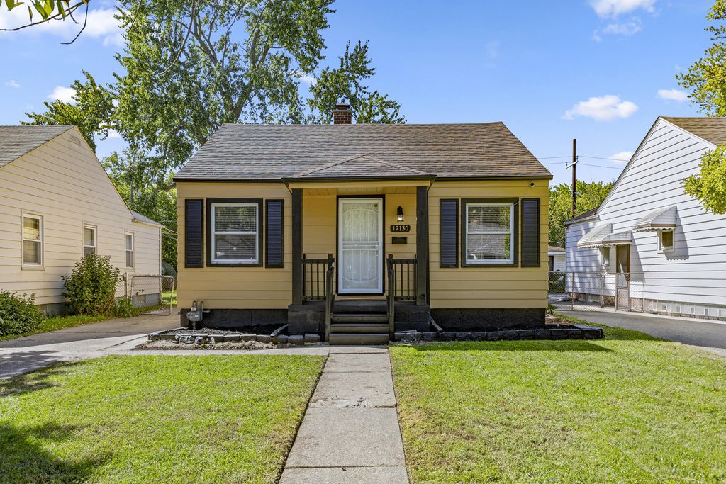 19130 Woodcrest Street, Harper Woods