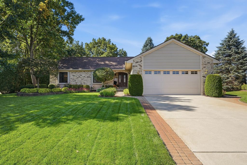 29369 Hampton Court, New Hudson