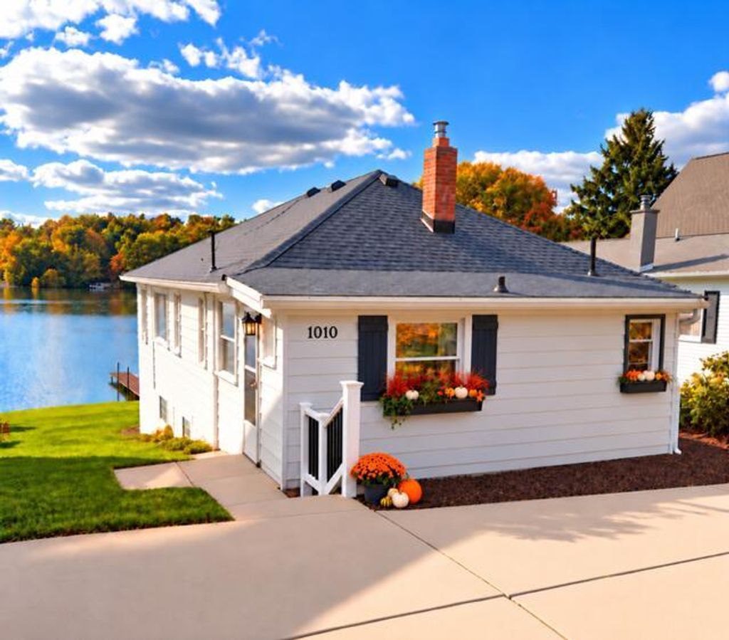 1010 Brighton Lake Road, Brighton
