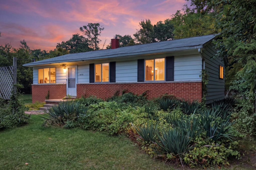 1692 N Hix Road, Westland
