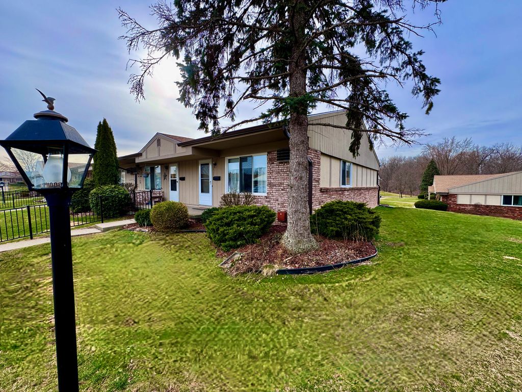 25225 Potomac Drive Building: 35 Unit: 8, South Lyon