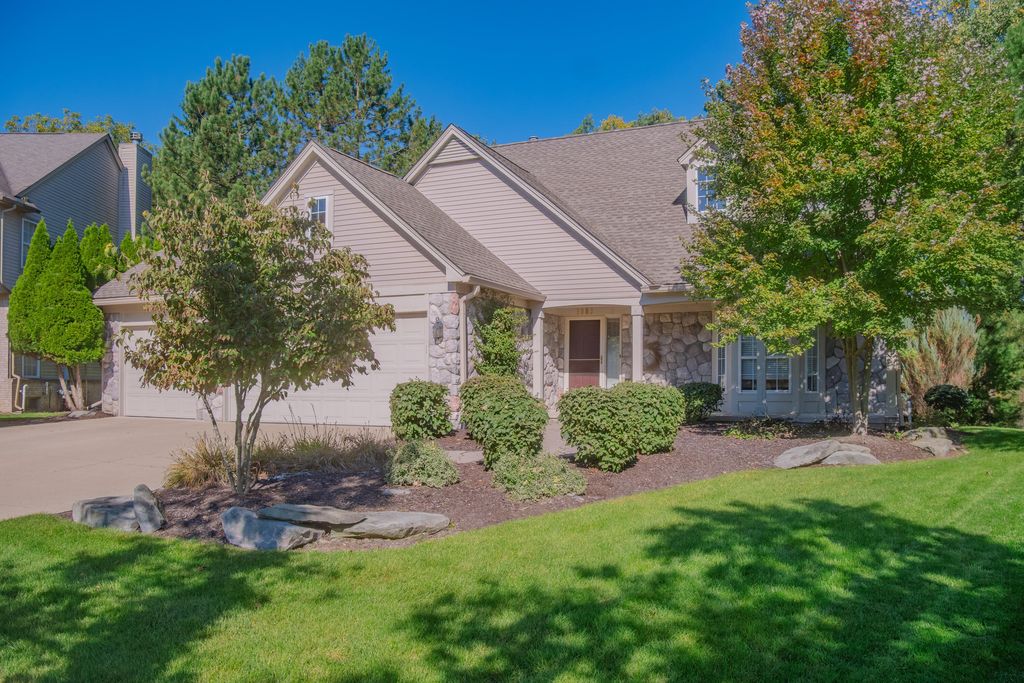1083 Chestnut Lane, South Lyon